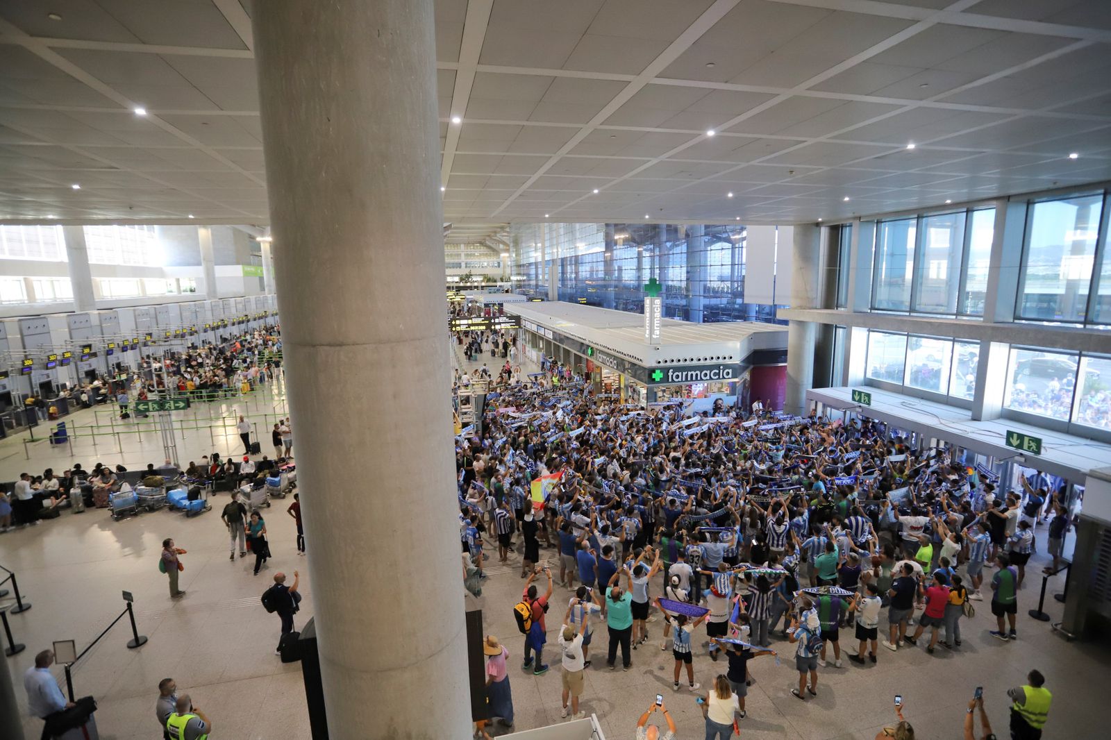 El espectacular preámbulo en el aeropuerto con la afición