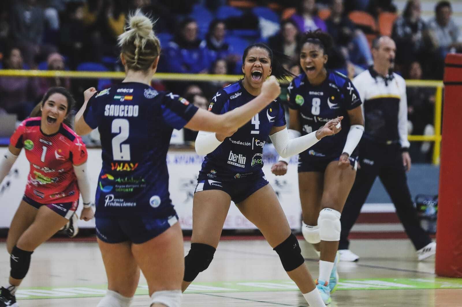 Las jugadoras del Cajasol Voley Dos Hermanas celebran de forma efusiva uno de los puntos contra el Emevé Lugo.