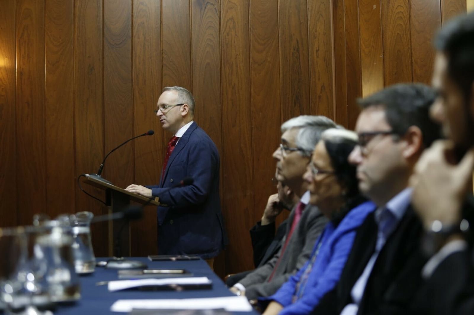 El periodista de 'Diario de Sevilla', Diego J. Geniz, en un momento de la presentación de la misa al Cristo de la Conversión en el Círculo Mercantil.