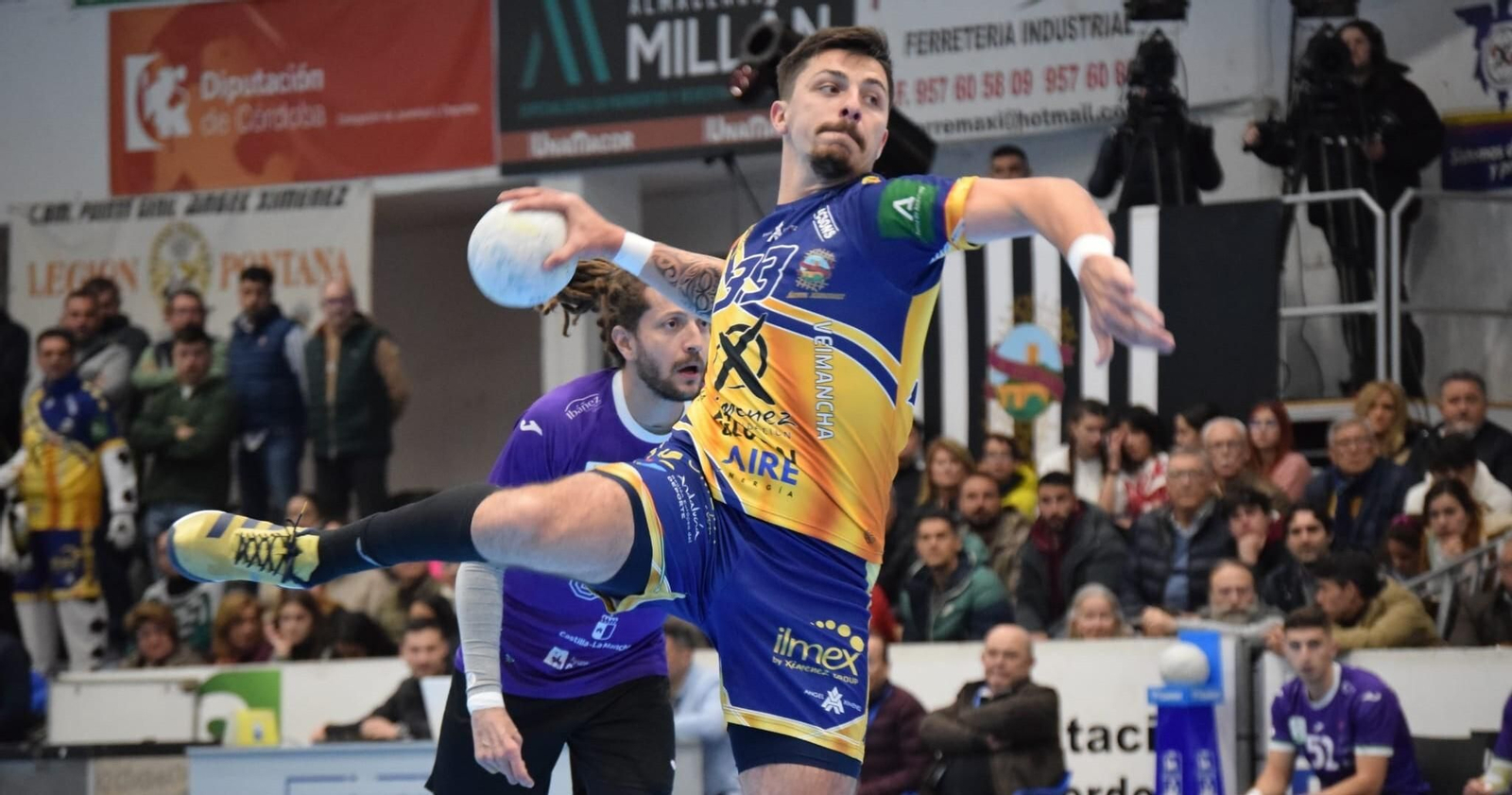 Ribeiro intenta transformar un siete metros en el duelo entre el Ángel Ximénez y el Guadalajara.