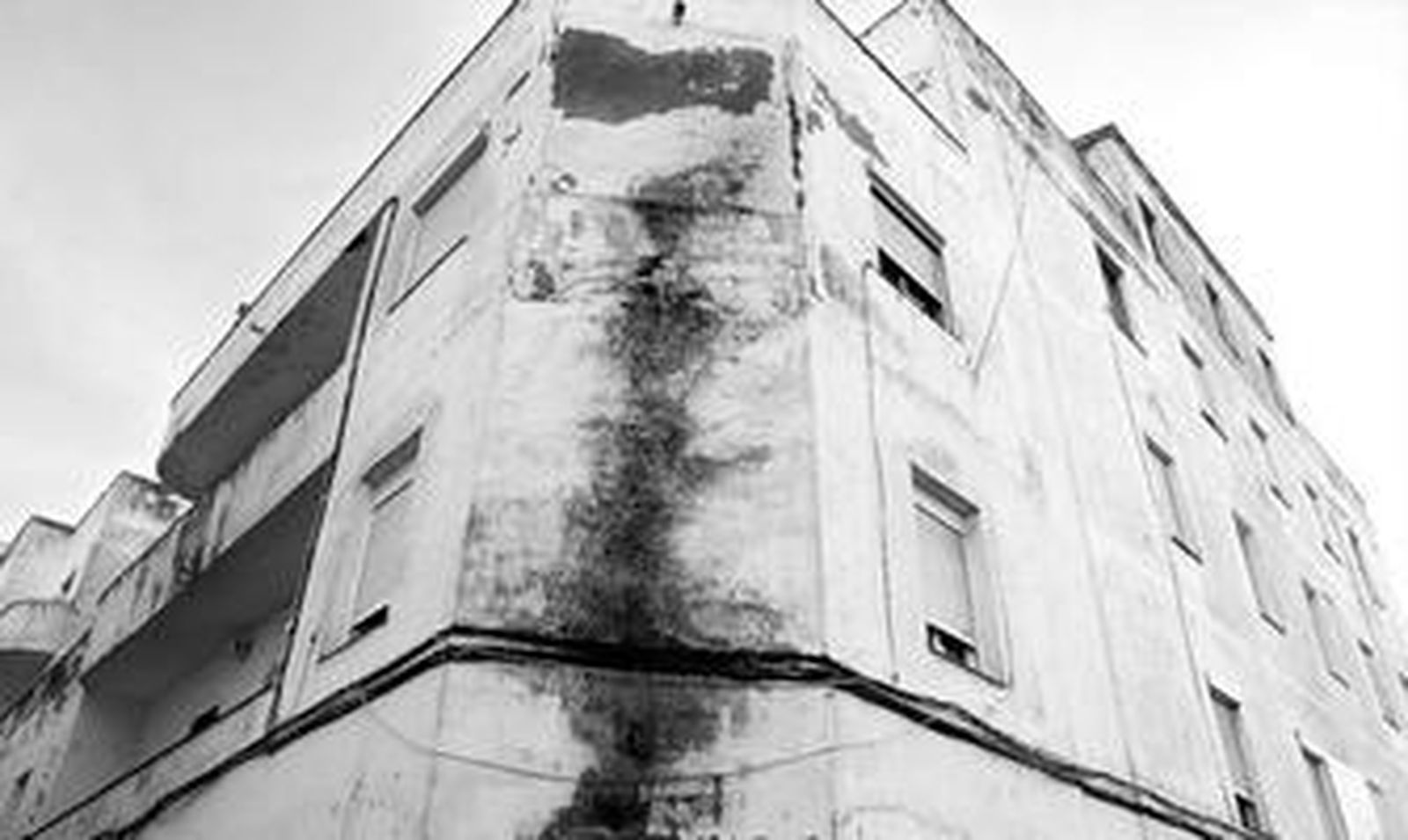 Lamentable aspecto que presenta la fachada de la intersección de las fincas de Duque de Nájera, 4 y Ángel, 1.