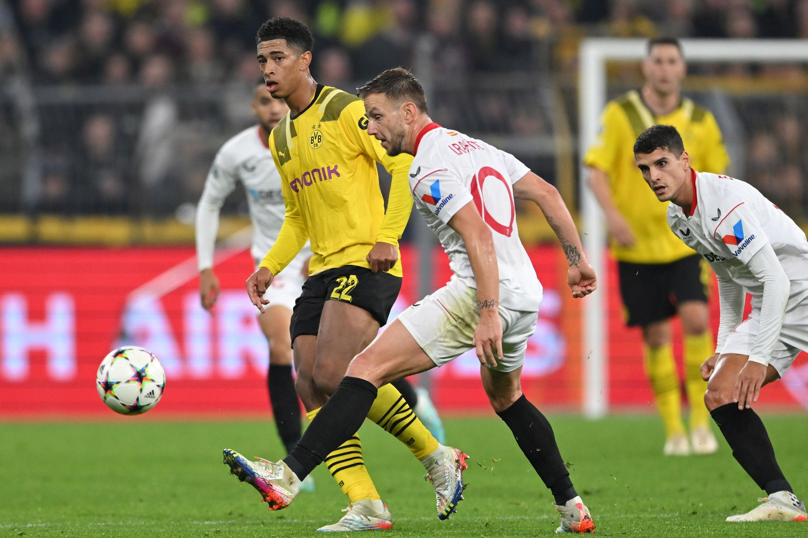 Rakitic y Lamela, ante Bellingham, la figura del actual Borussia Dortmund.