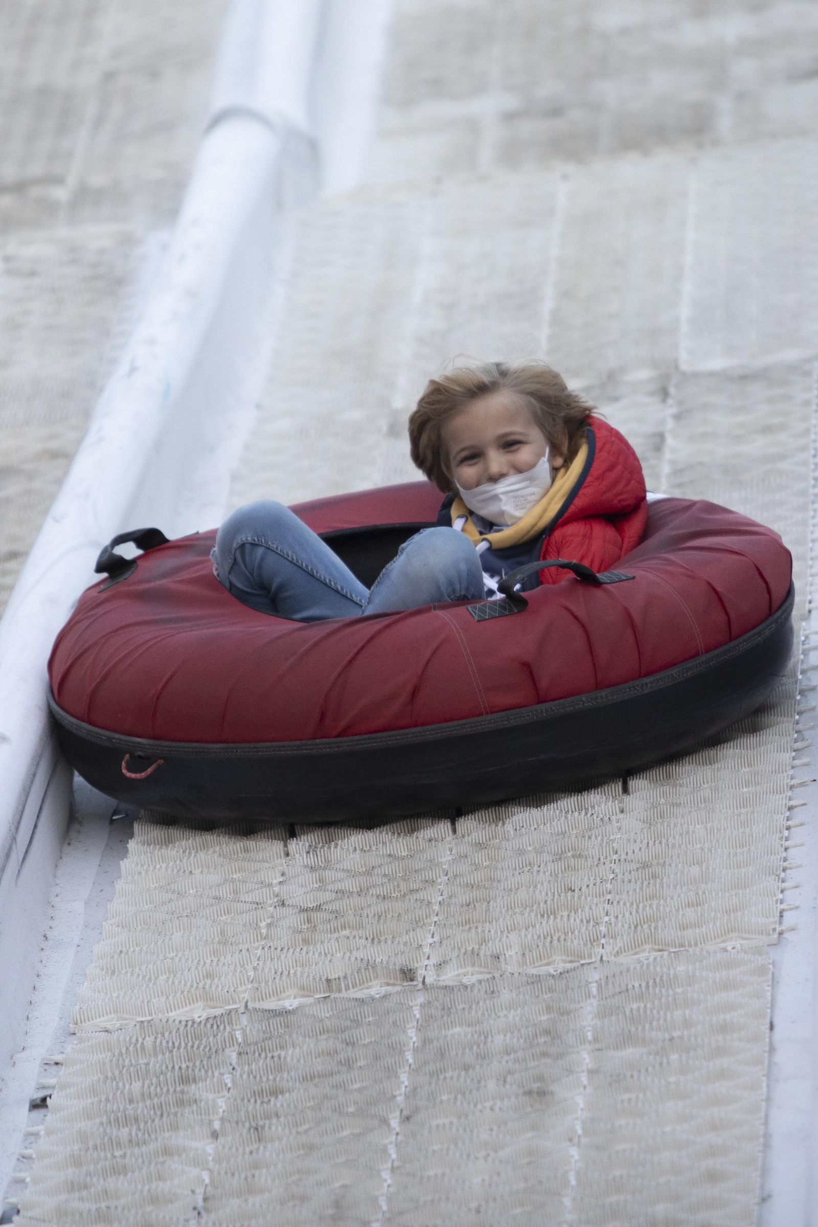 Multitud de visitantes y ambiente navideño en Granada durante el puente, en imágenes