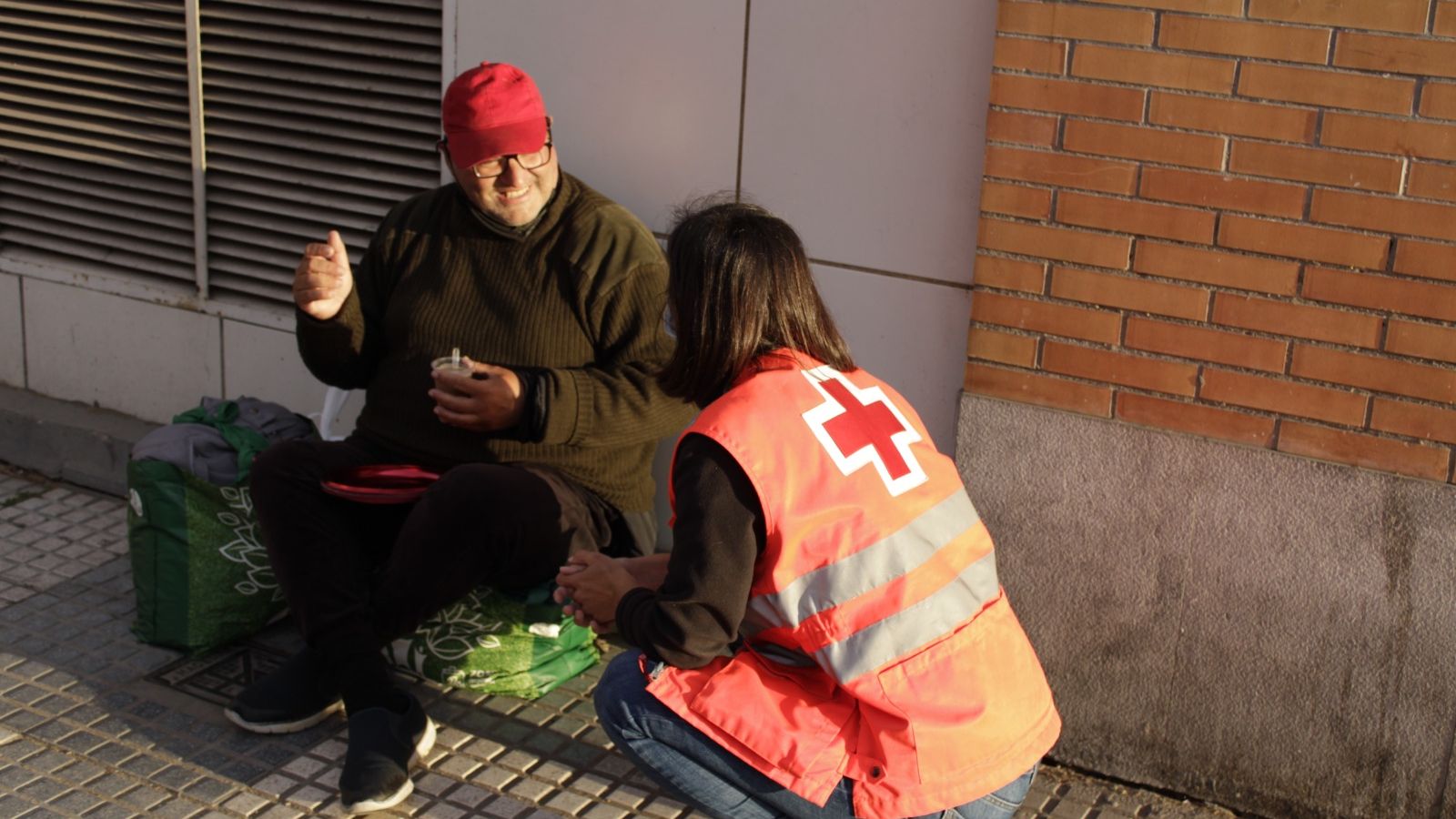 Cruz Roja en el acompañamietno a personas que viven en la calle de Huelva.
