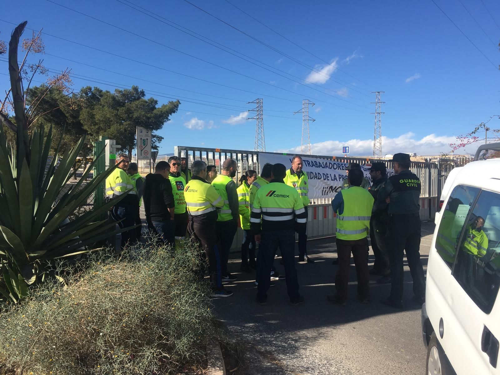 Trabajadores de Cemex se plantan contra el ERE con el corte del acceso a la fábrica