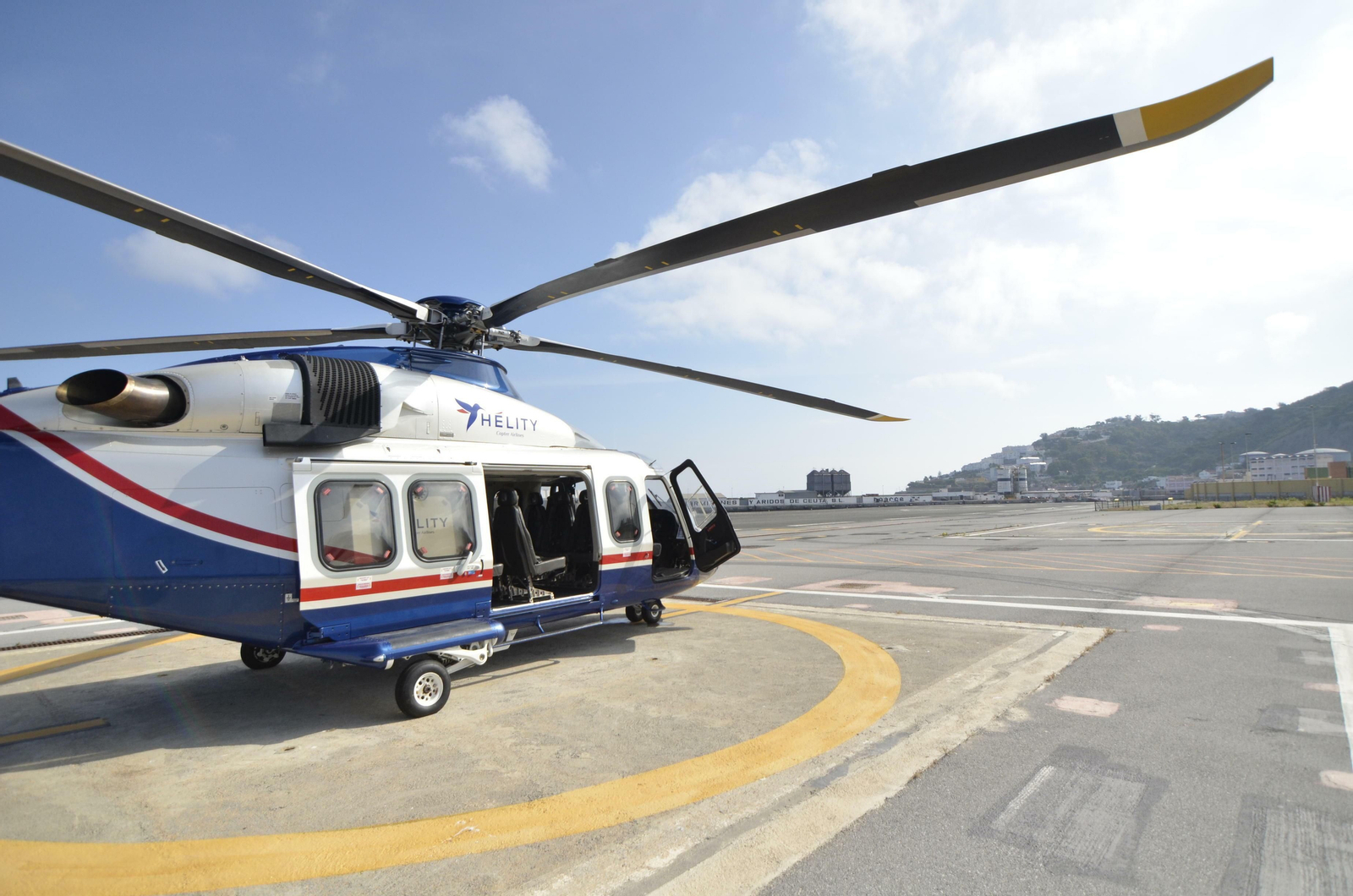 Uno de los helicópteros de Hélity en el aeródromo de Ceuta.