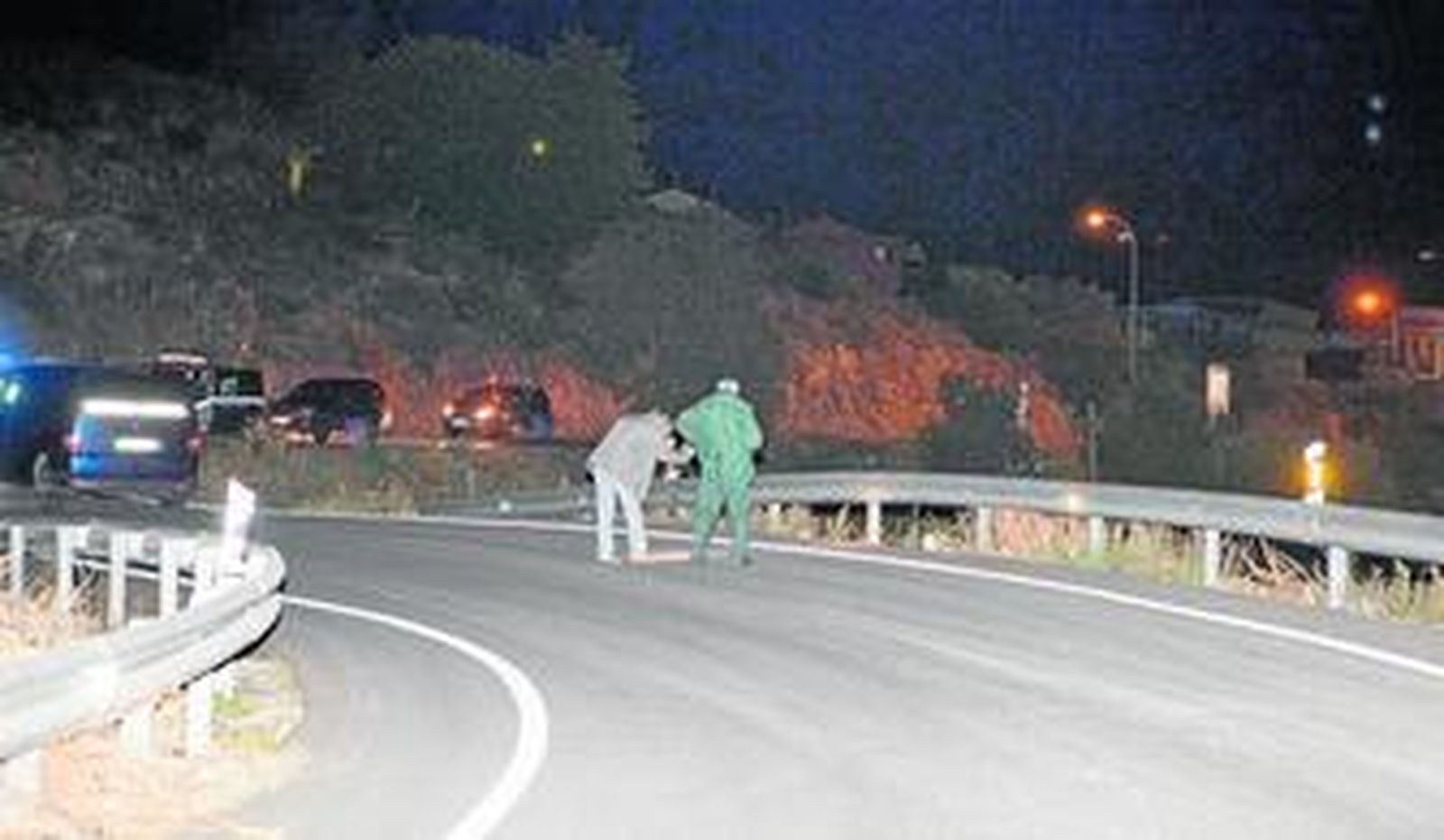 La Guardia Civil fotografió la calzada en busca de posibles rastros.