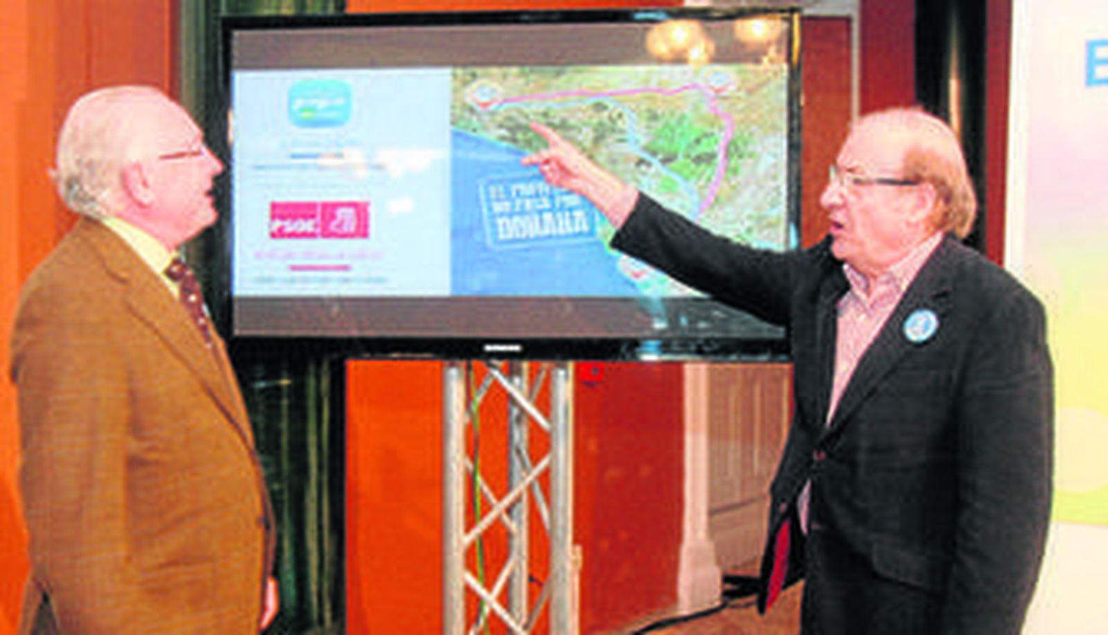 El portavoz del PP en materia de infraestructuras, Jaime Raynaud, y el alcalde de la capital, Pedro Rodríguez, ayer, en la presentación del proyecto.