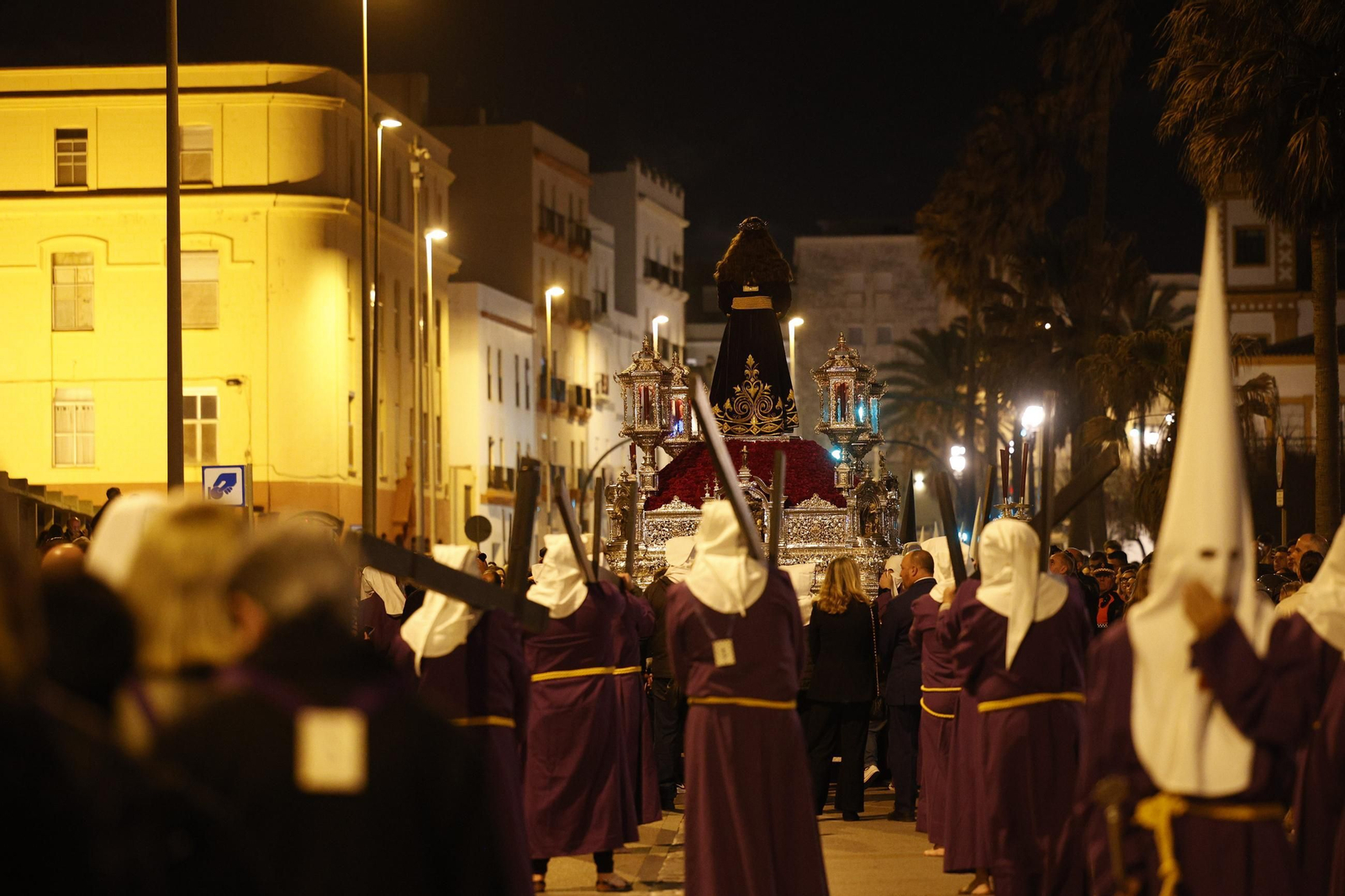 Imágenes de la salida de Medinaceli en la Semana Santa de Cádiz 2025