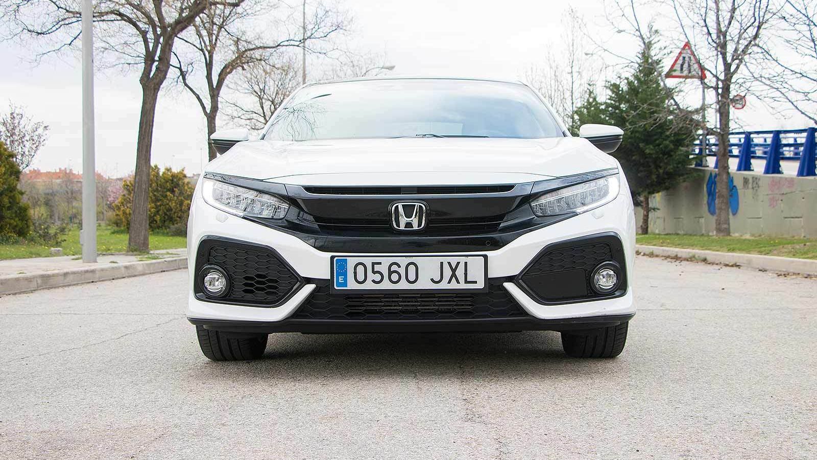 El frontal es atlético con pasos de rueda marcados, una parrilla grande y líneas afiladas sobre el capó.