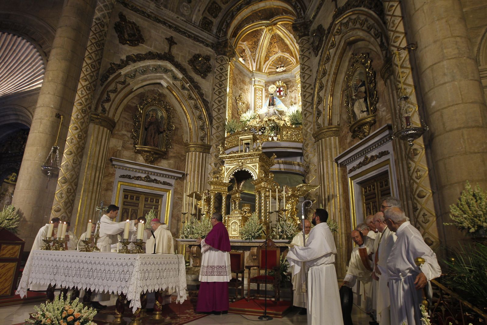 Fotogalería misas en honor a la Virgen del Mar. Feria de Almería 2019