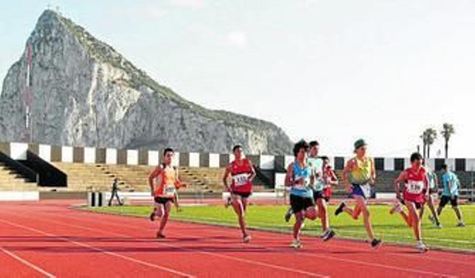 Una de las pruebas de las categorías inferiores celebradas ayer en el Municipal de La Línea.