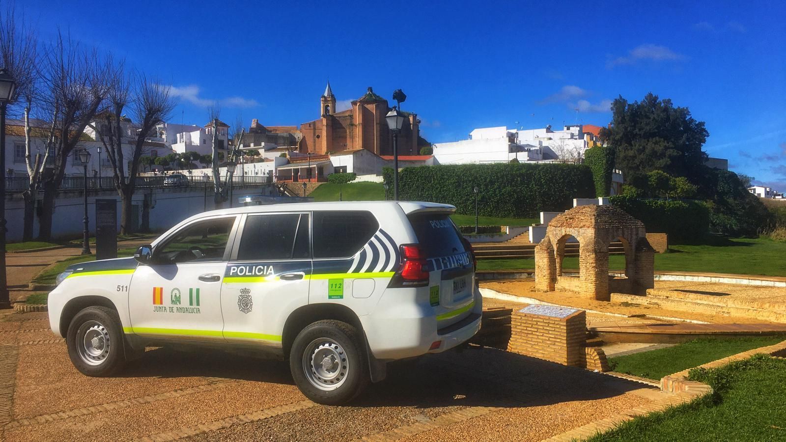 Un coche de la Policía Autonómica junto a la Fontanilla, en Palos, en pleno confinamiento.