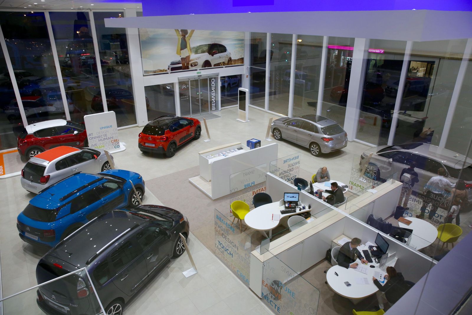 Concesionario de vehículos.