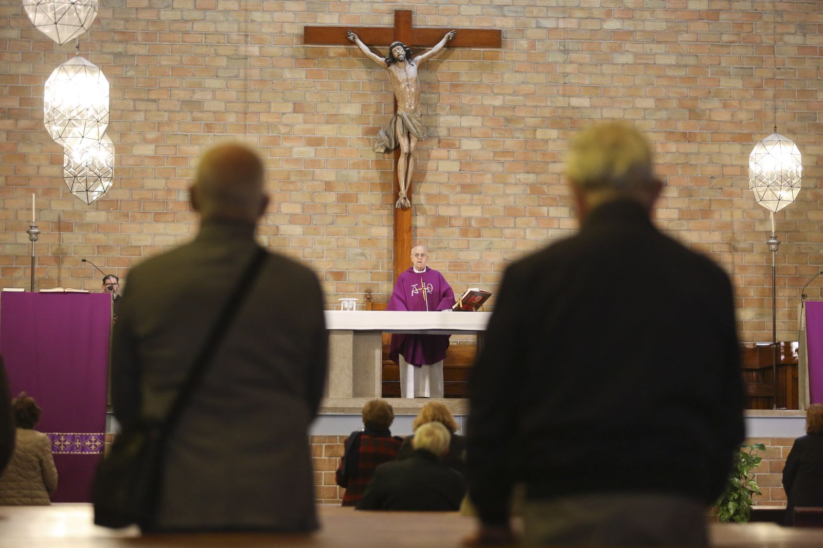 Feligreses en la iglesia Stella Maris.