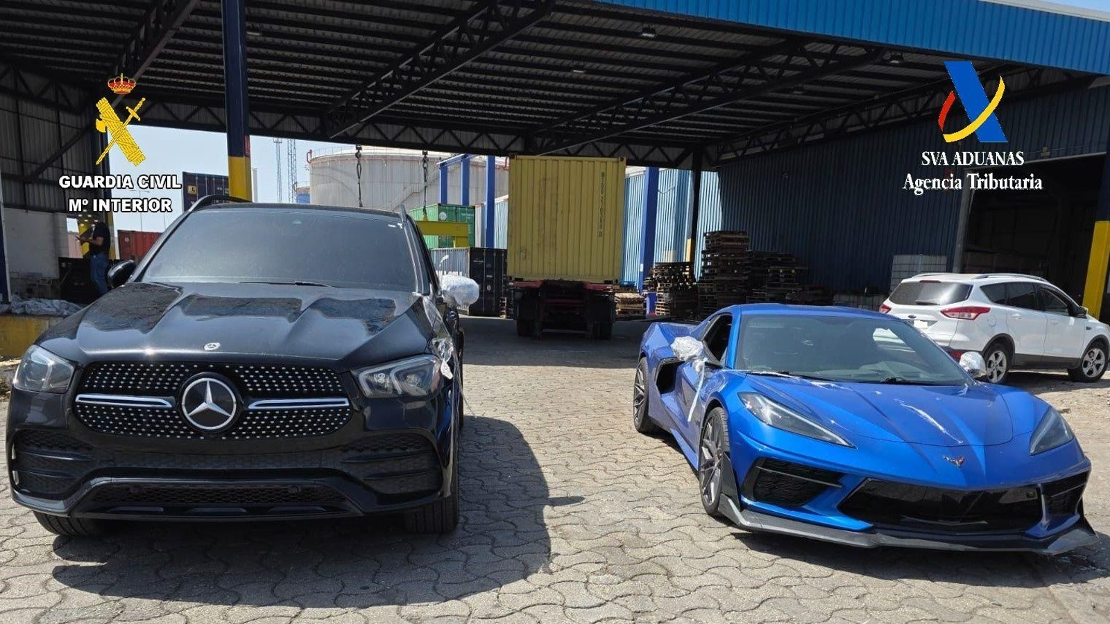 Los vehículos, valorados en más de 6,5 millones de euros, procedían de Norteamérica y viajaban ocultos en contenedores con destino a África.