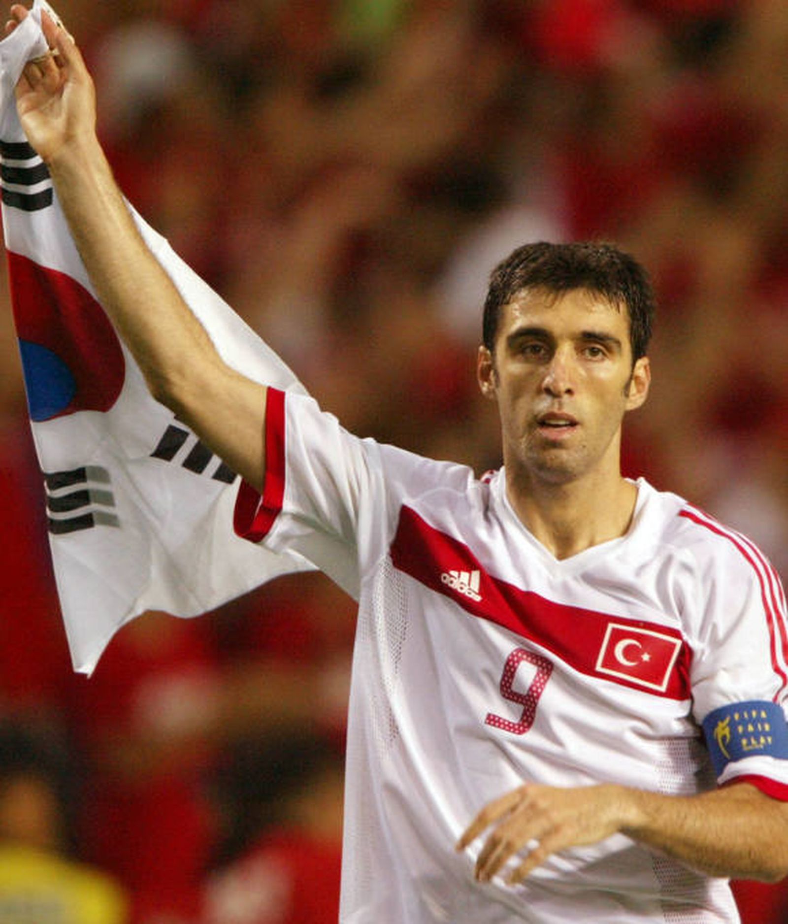 Ordenan el arresto del ex futbolista turco Hakan Sükür por vínculos golpistas