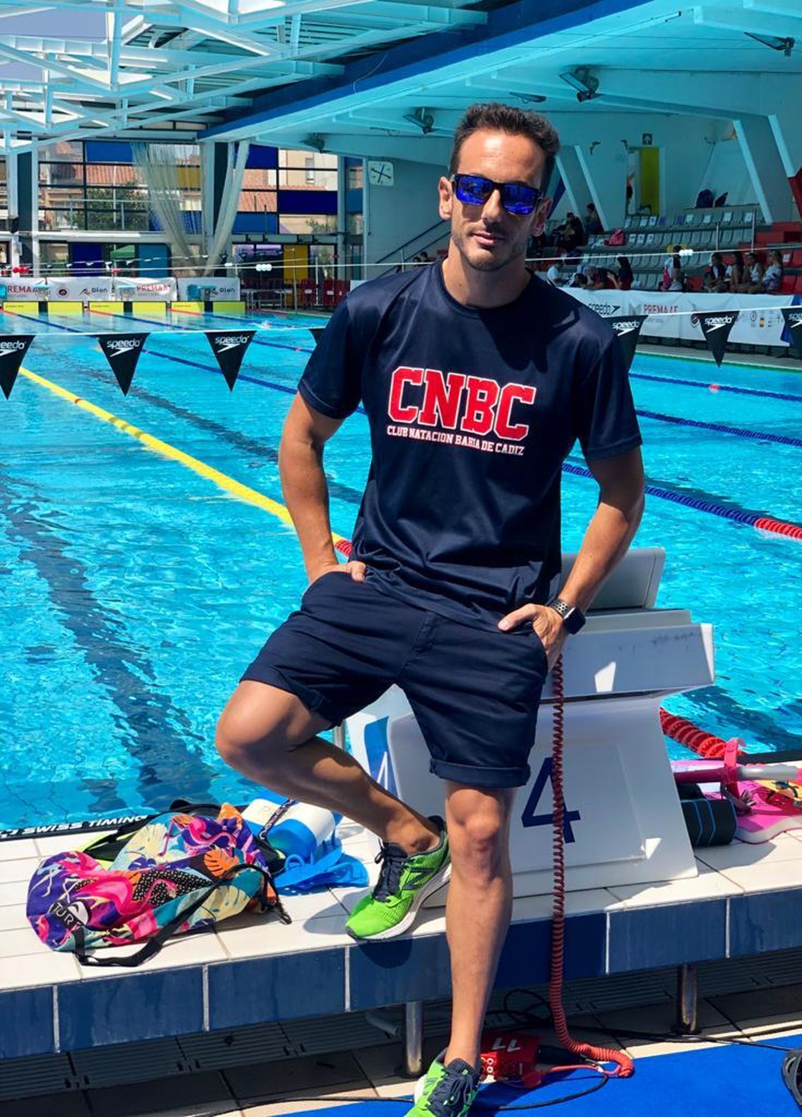 José Antonio García, posando en el borde de una piscina.