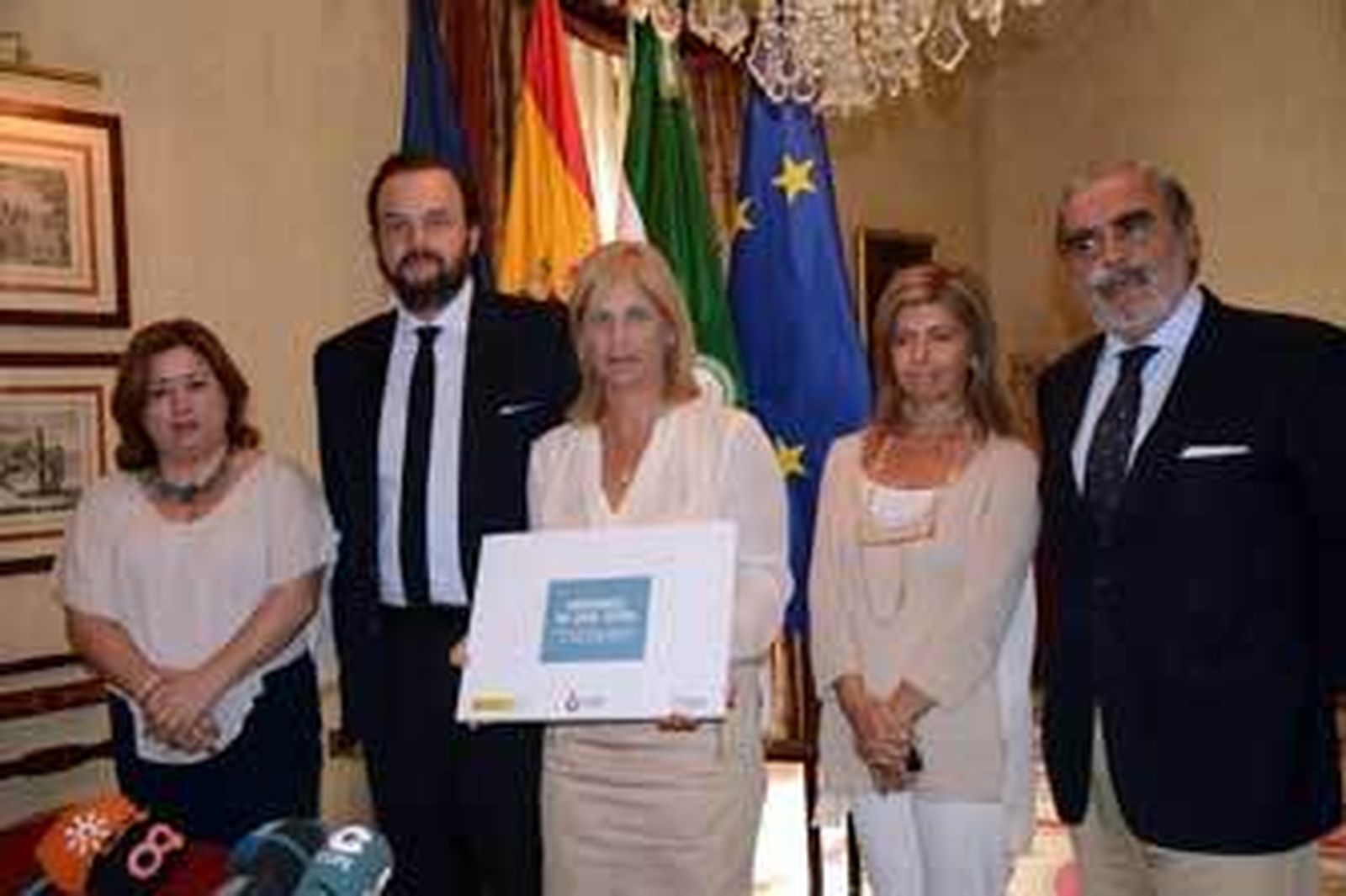 La alcaldesa y las delegadas Menacho y Paredes, ayer con Bosco Torremocha y Evaristo Babé.