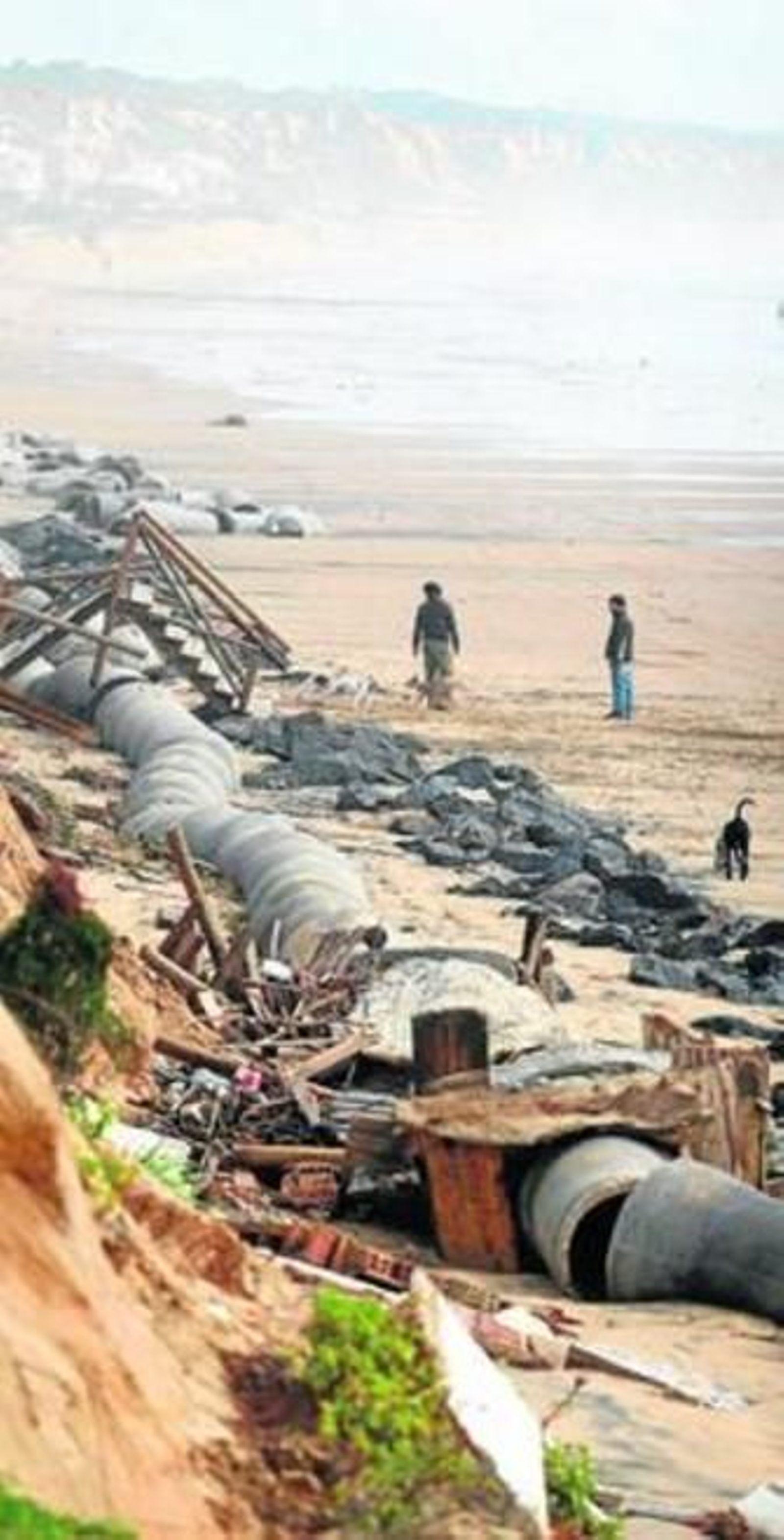 El colector quedó totalmente al descubierto tras el temporal.