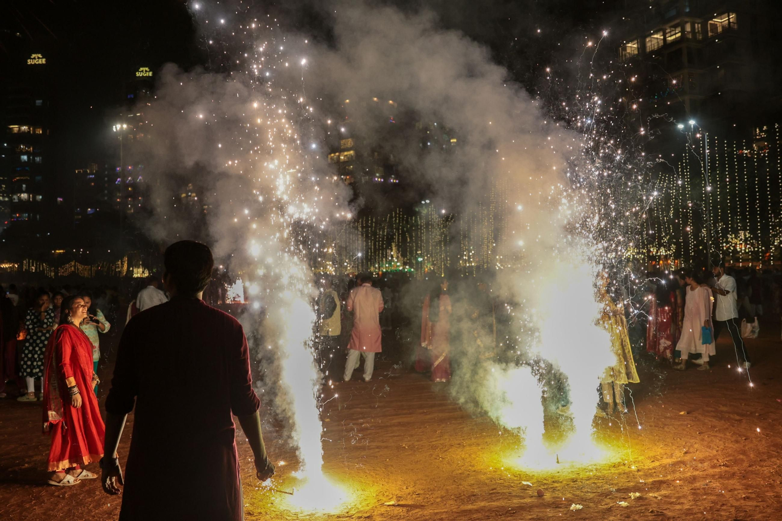 Las preciosas imágenes de la celebración del Diwali en India: un festival de luz y color