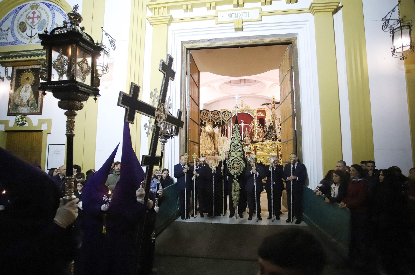 La Hermandad El Nazareno en la madrugá de la Semana Santa de Huelva 2023, en imágenes