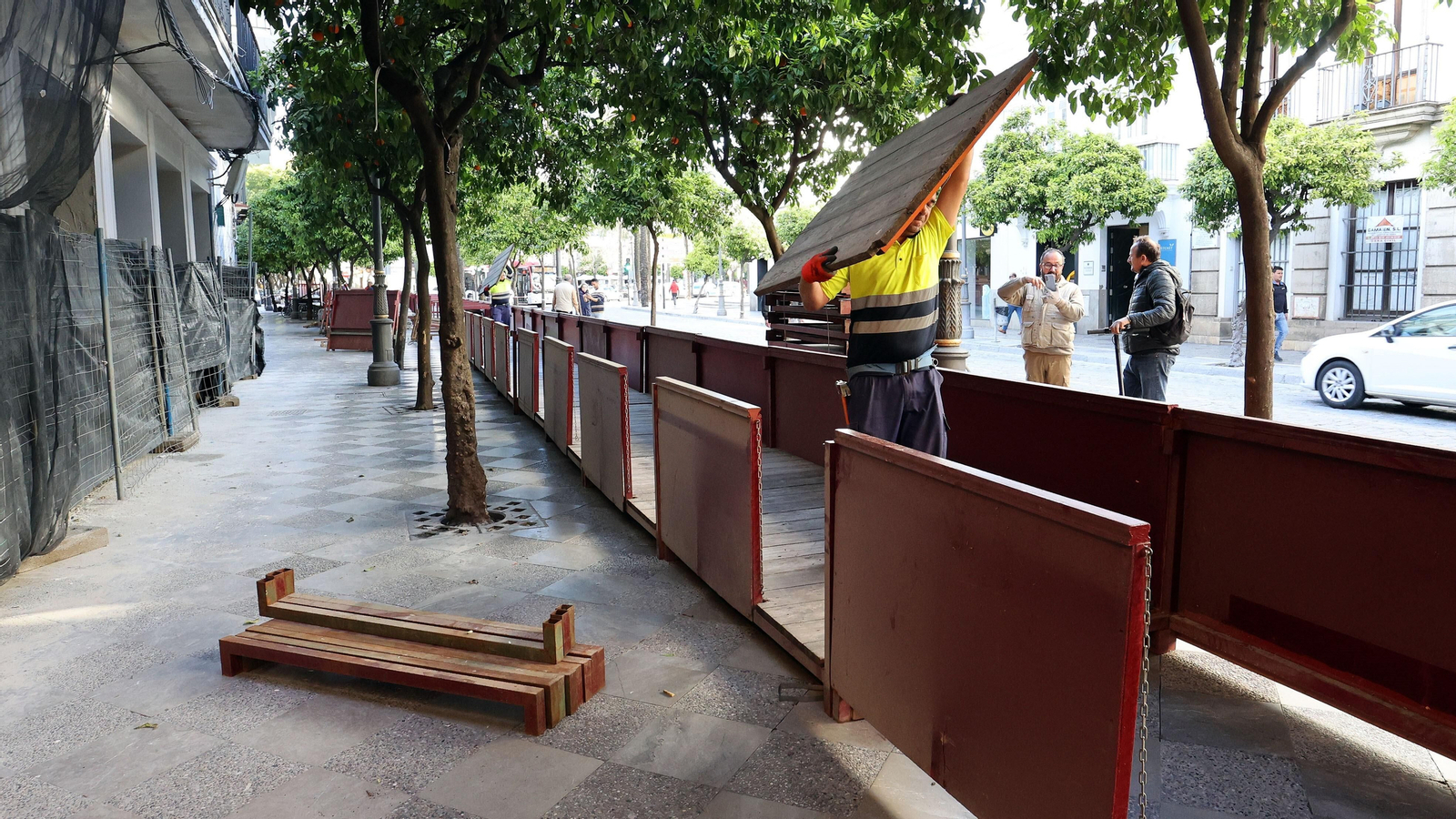 Montaje de los palcos de Semana Santa en la calle Larga de Jerez