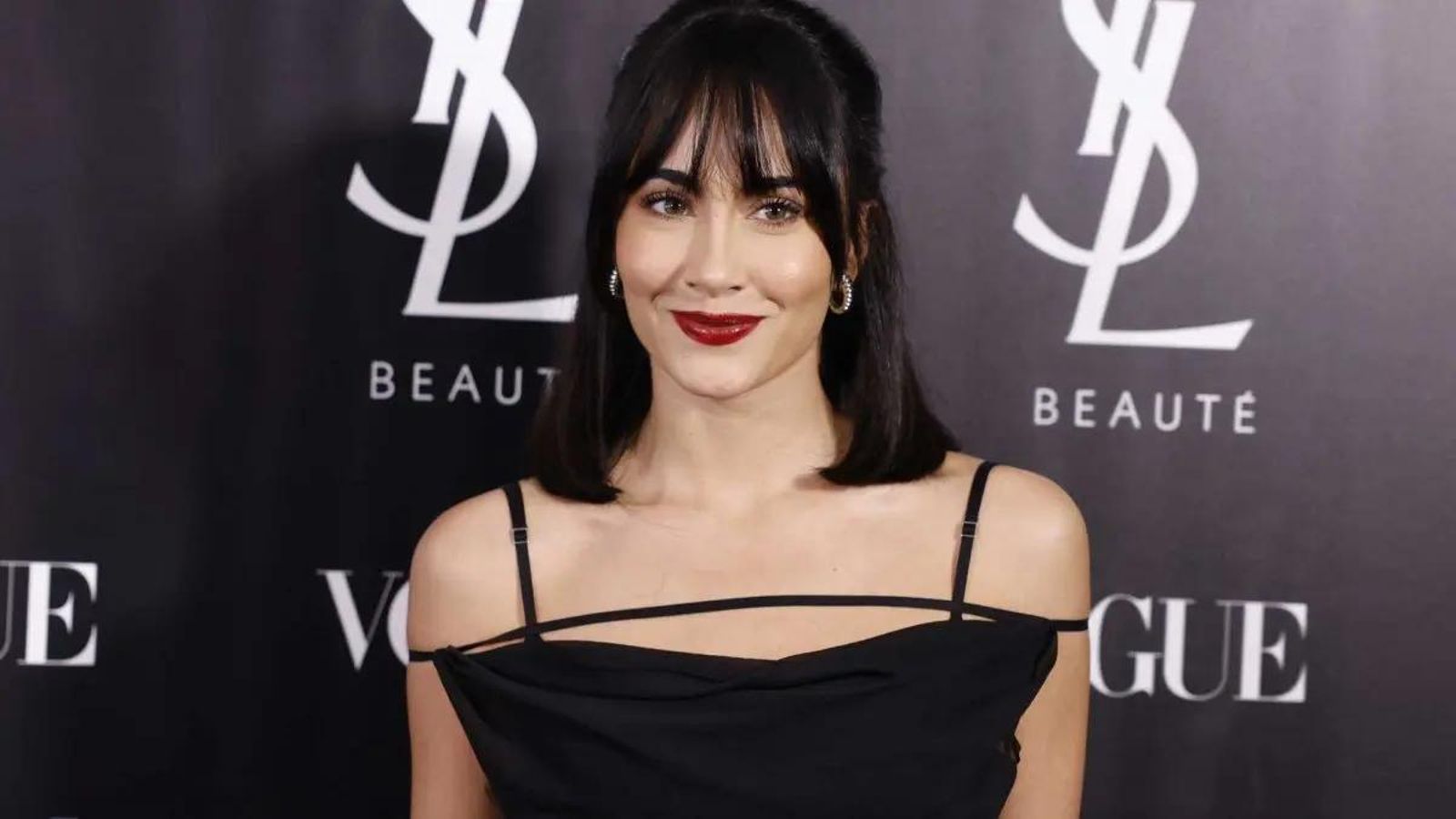 Aitana con un maquillaje glowy con labial rojo.