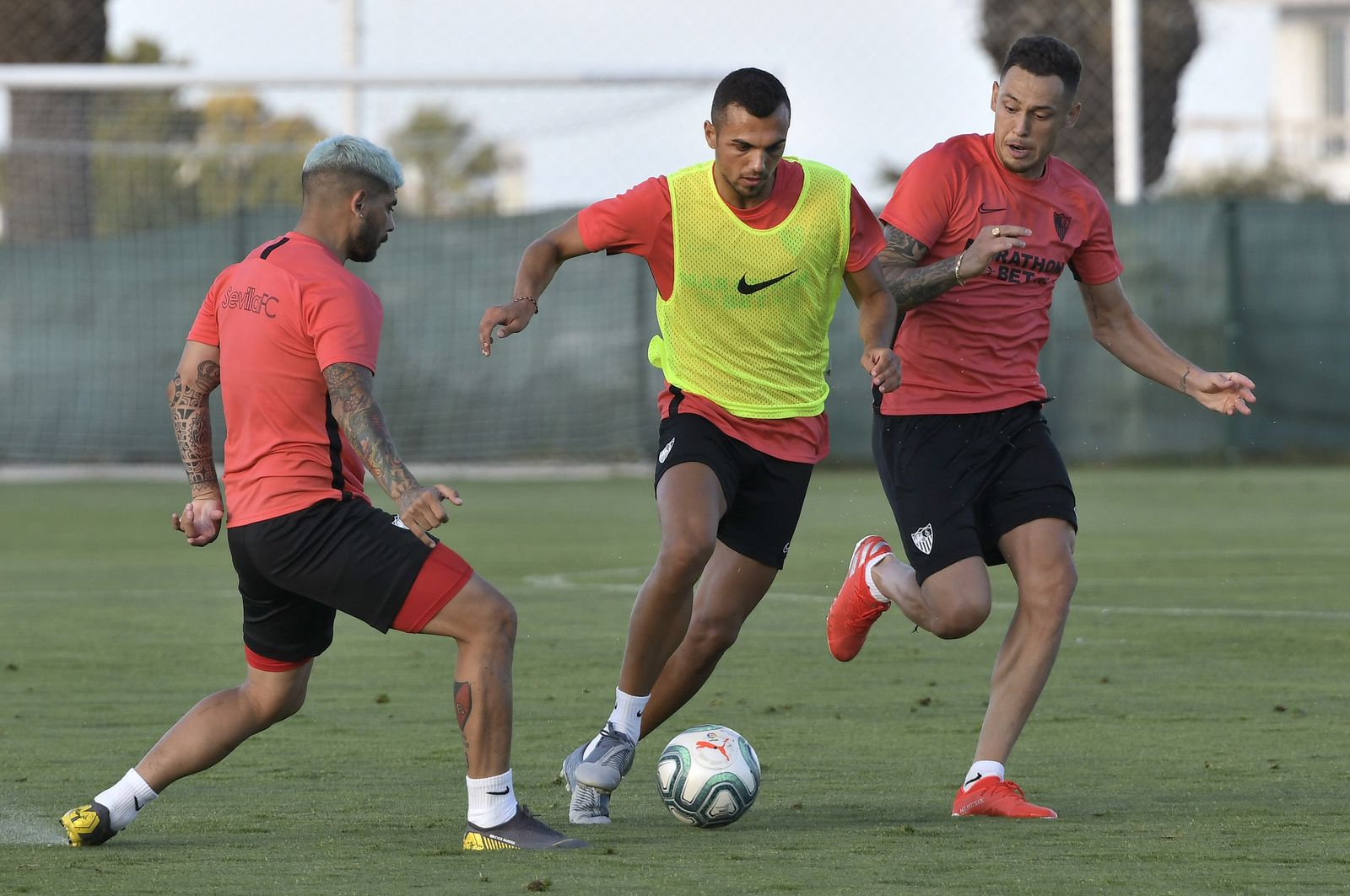 Joan Jordán controla el balón ante Banega.