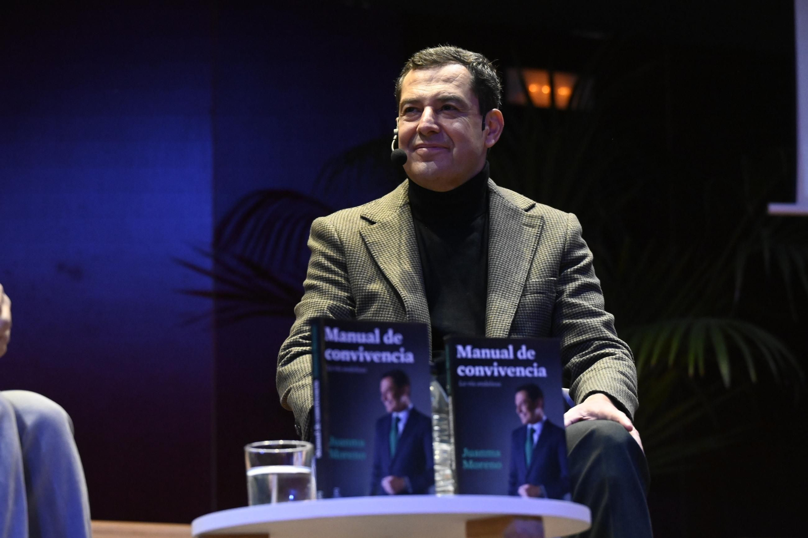 Juanma Moreno presenta en Córdoba su libro 'Manual de convivencia', en imágenes