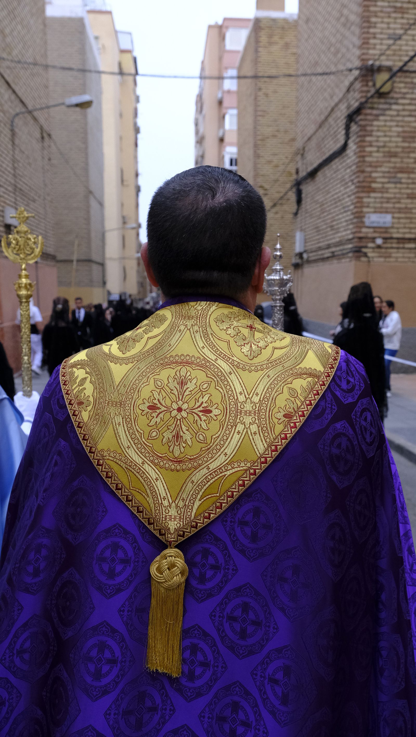 La Procesión de Los Ángeles de sobrepuso a la lluvia, en imágenes