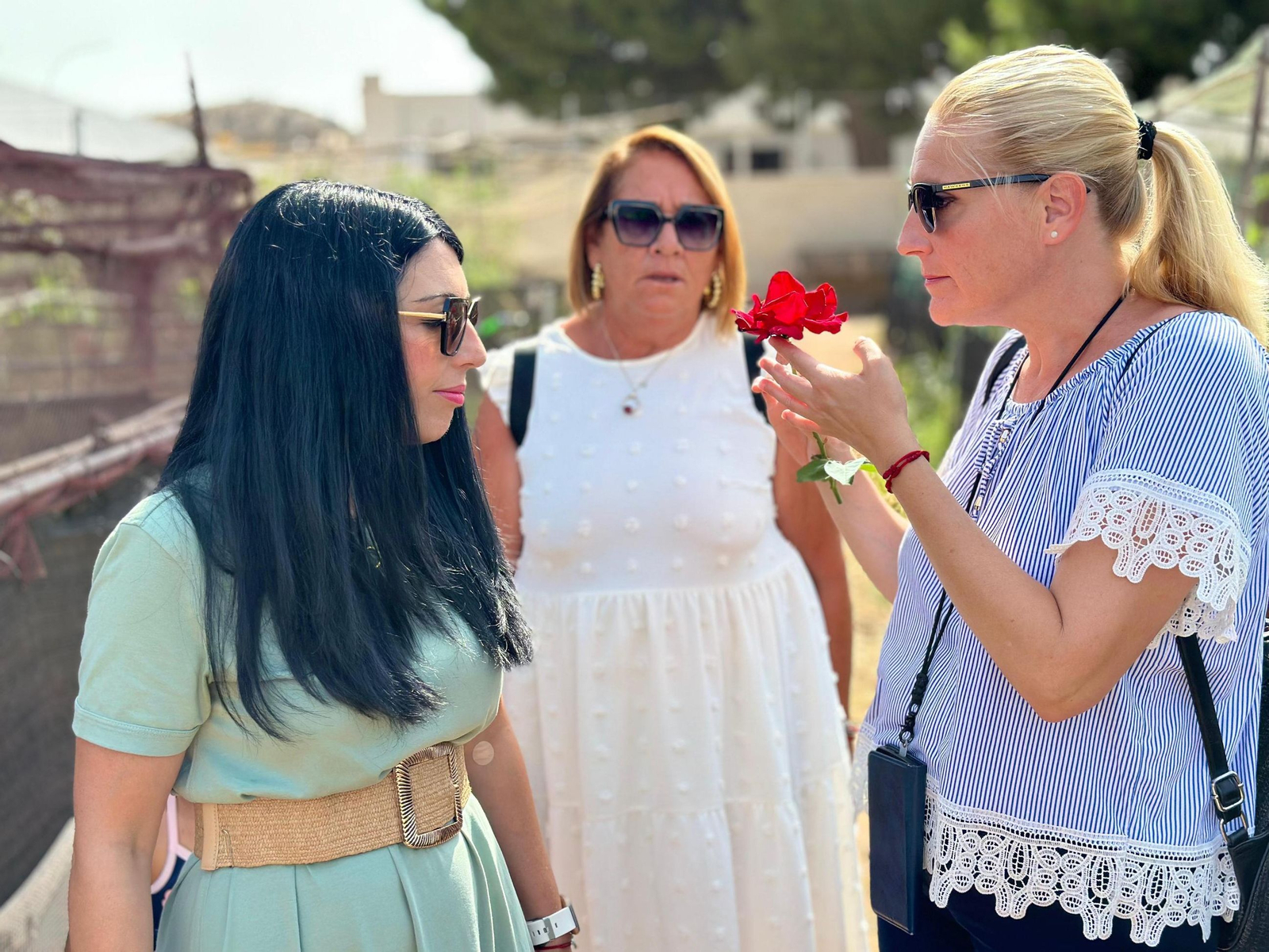 Almudena Serrano y María del Mar Fernández, concejalas del Ayuntamiento, en una de las parcelas.