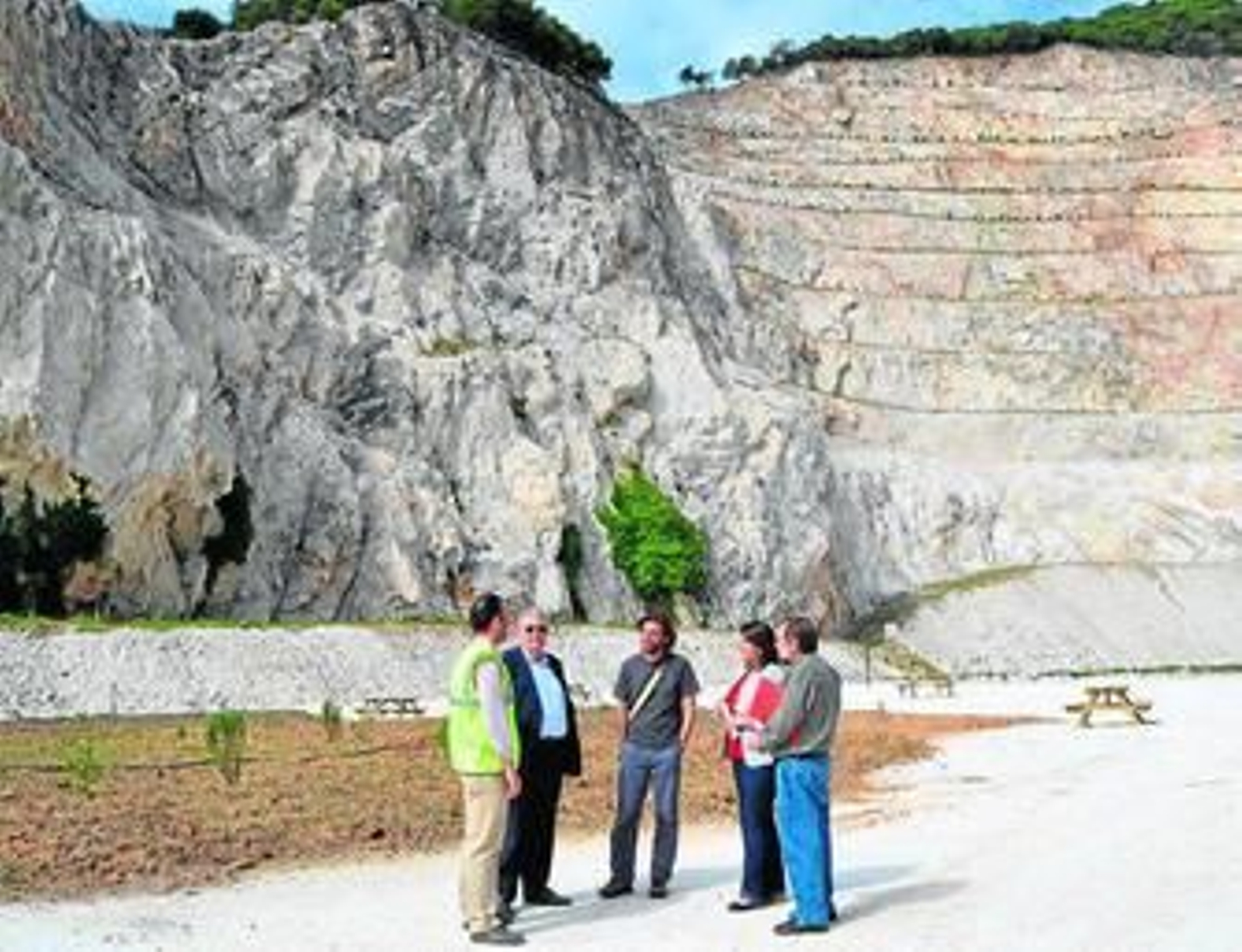 Representantes municipales y de la empresa Sando en la cantera del Puerto.