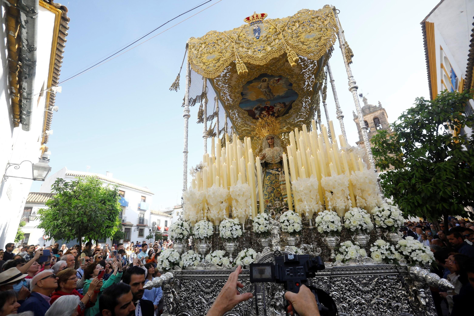 Domingo de Resurrección en Córdoba: la procesión de la hermandad del Resucitado, en imágenes