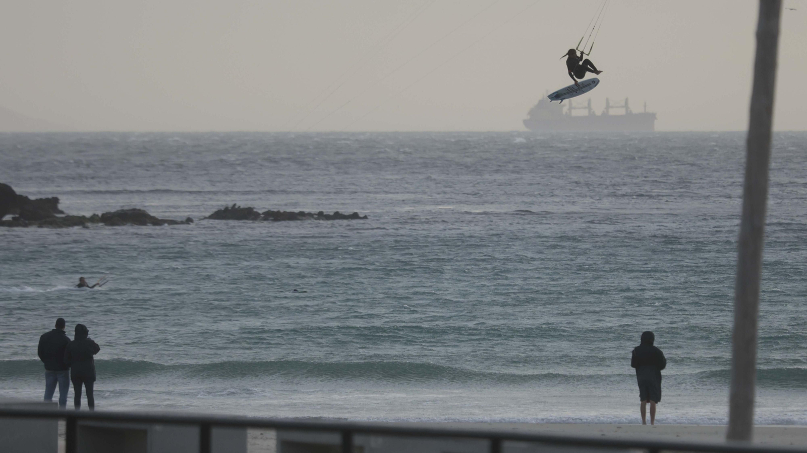 Las fotos del velero encallado en la playa chica de Tarifa