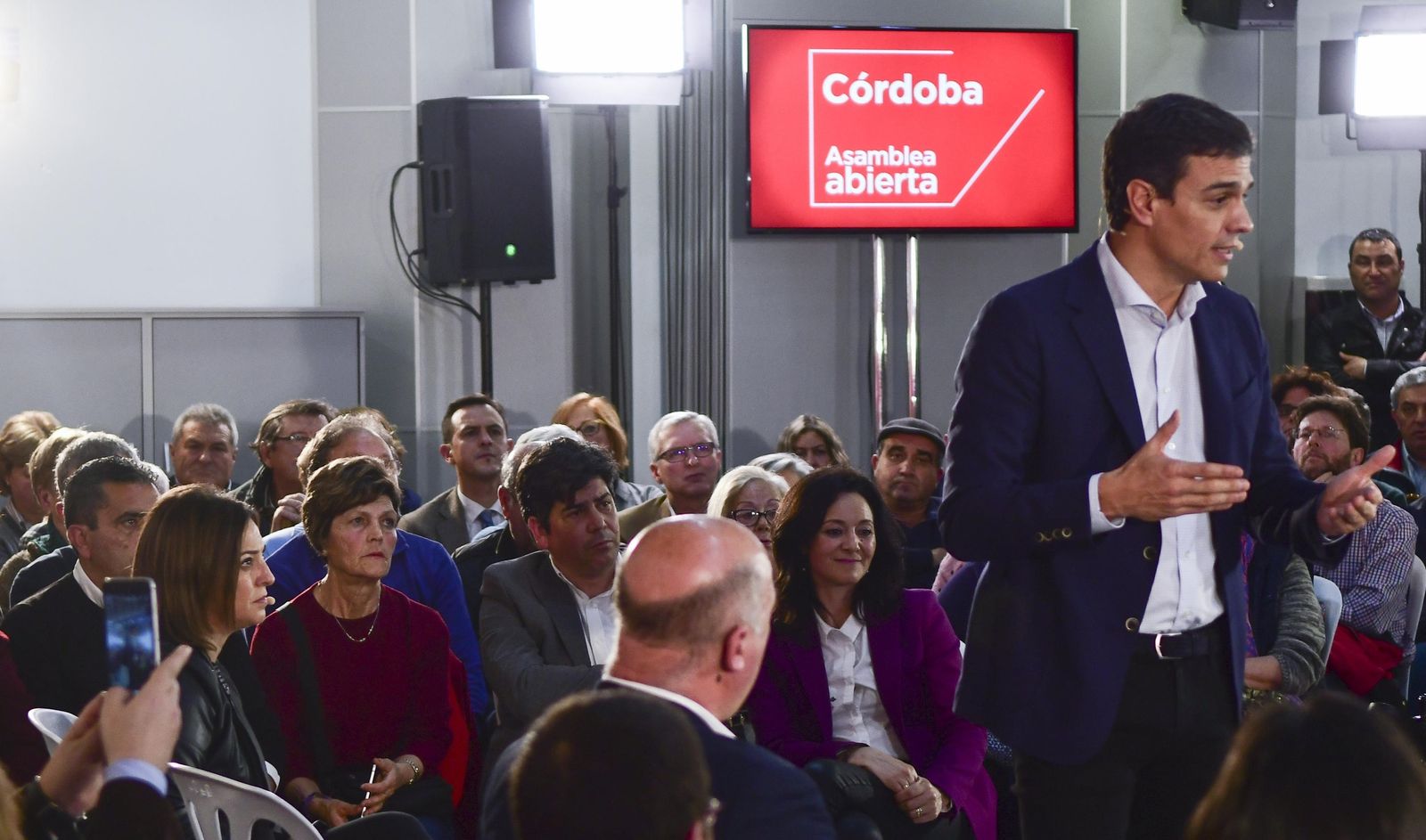 Crespín, Ambrosio, Ruiz y otros dirigentes en un mitin de Pedro Sánchez en Córdoba.