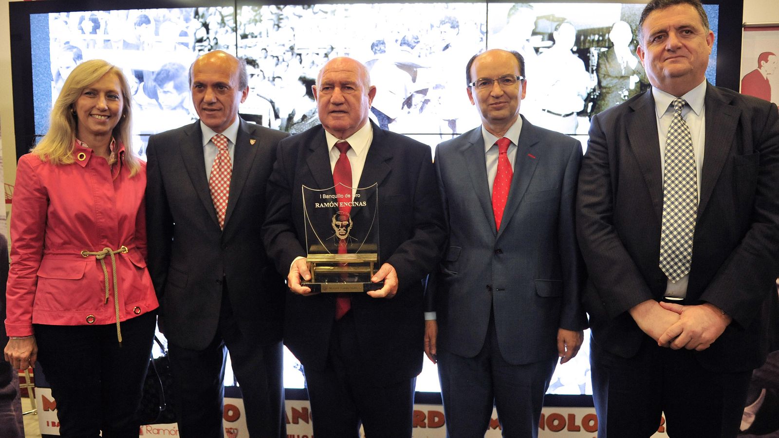 Manolo Cardo, al recibir el Banquillo de Oro en 2013, entre Piedad Parejo, Del Nido, Castro y Juan Luis Villanueva.
