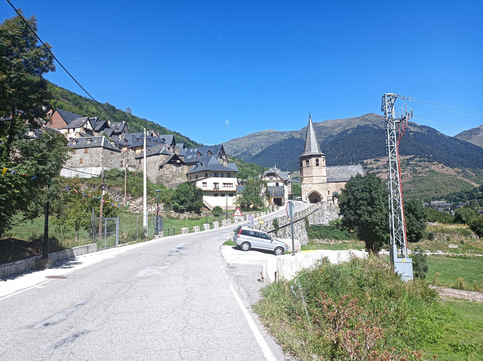 Volvemos al asfalto. Dejamos atrás Gausach, donde destaca la Iglesia de San Marín.
