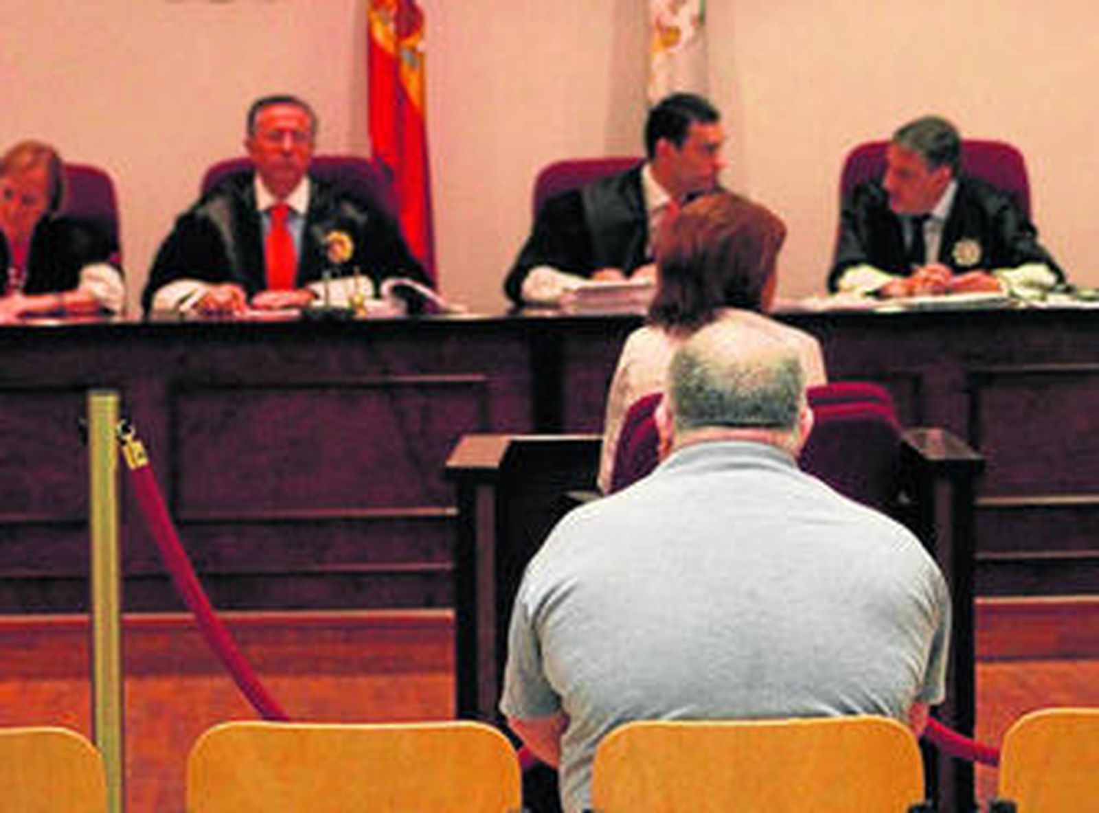 El condenado, Francisco Luque, en primer término de espaldas, durante una de las jornadas del juicio.