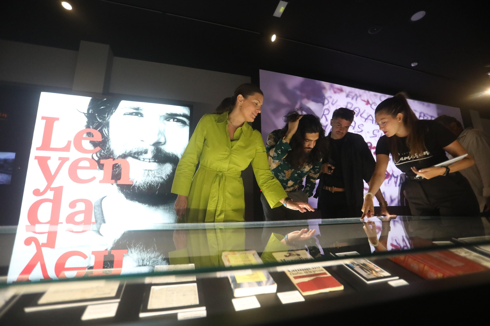 El cantaor flamenco Israel Fernández visita el Museo Camarón en San Fernando