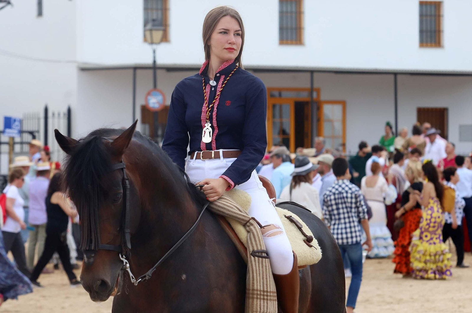 Imágenes del ambiente El Rocío y en Casas de Hermandades