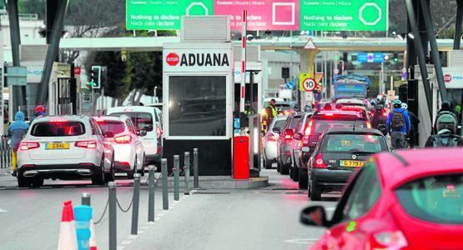 Una hilera de vehículos hace cola para entrar en Gibraltar.
