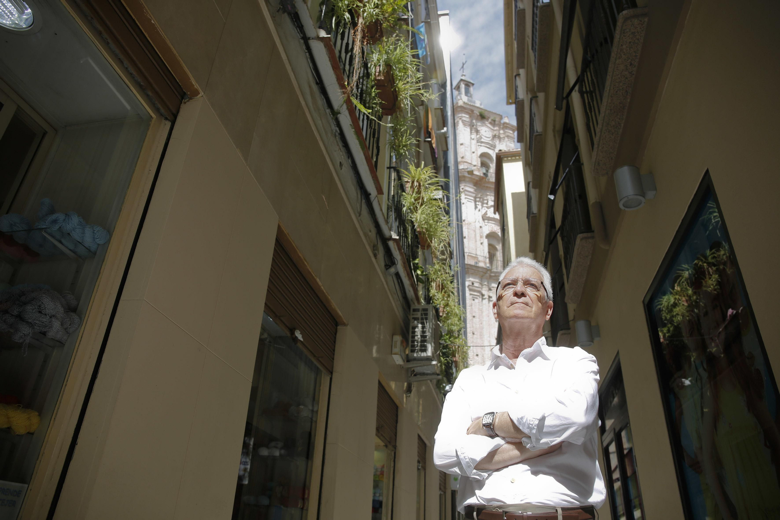 Jiménez Guerrero presenta su última obra, dedicada a la reconstrucción de la Semana Santa.