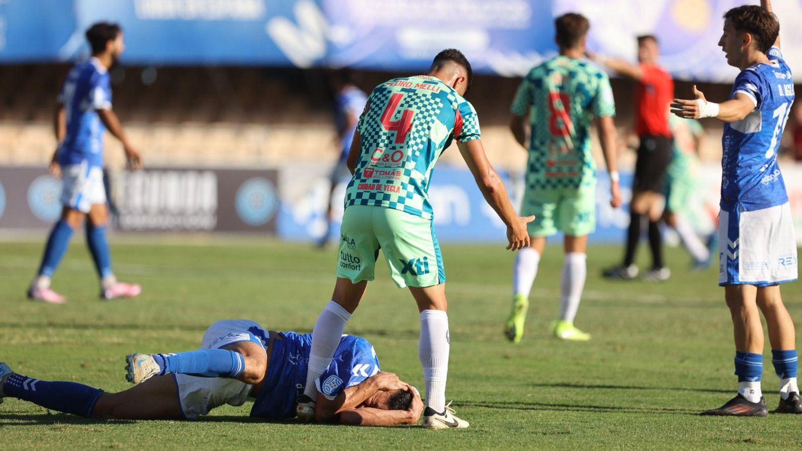 Dieste, en el suelo junto al jerezano del Yeclano Pedro Melli.