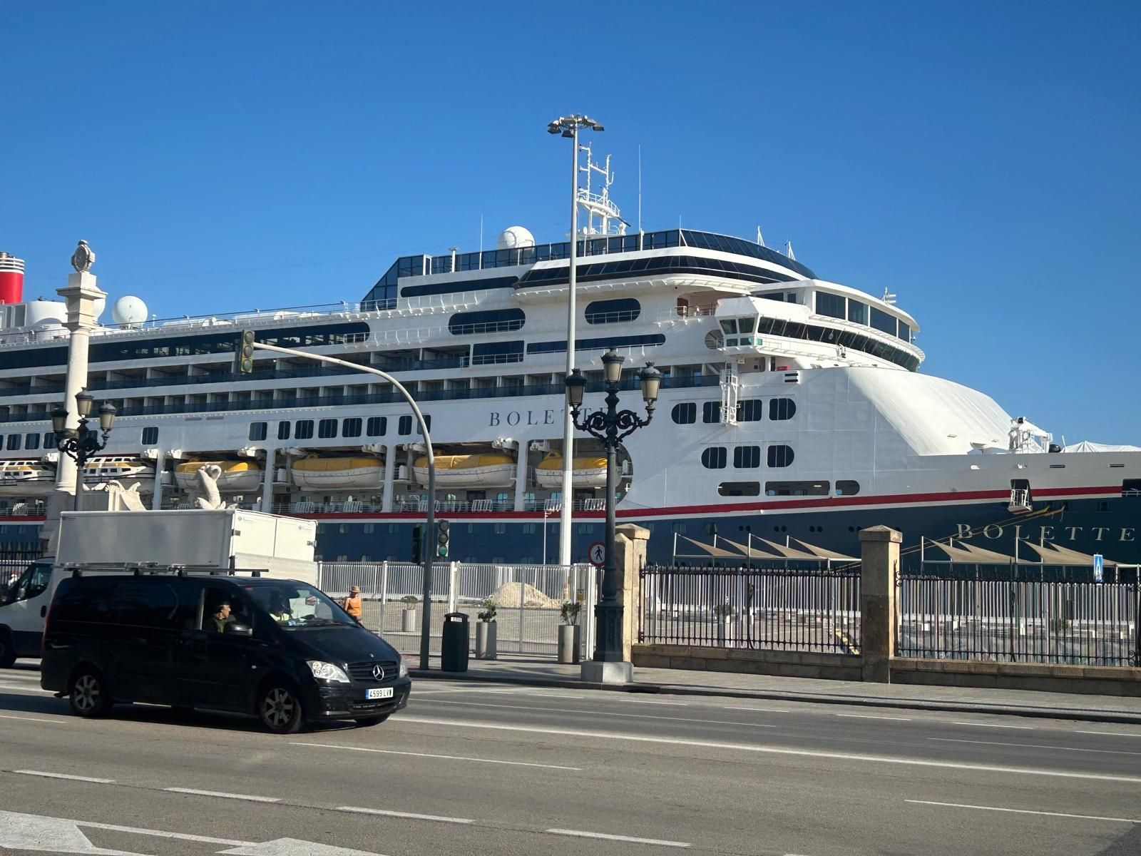 El crucero Bolette, de la naviera Fred Olsen, atracado en el Muelle Ciudad del puerto de Cádiz El crucero Bolette, de la naviera Fred Olsen, atracado en el Muelle Ciudad del puerto de Cádiz