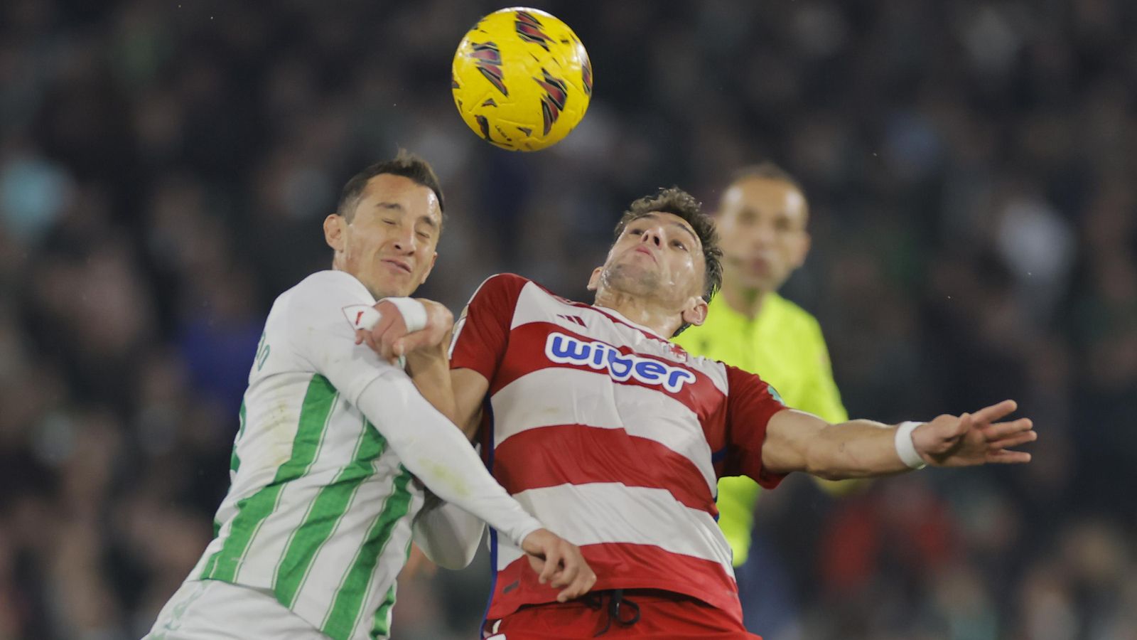 Andrés Guardado pugna con Lucas Boyé.