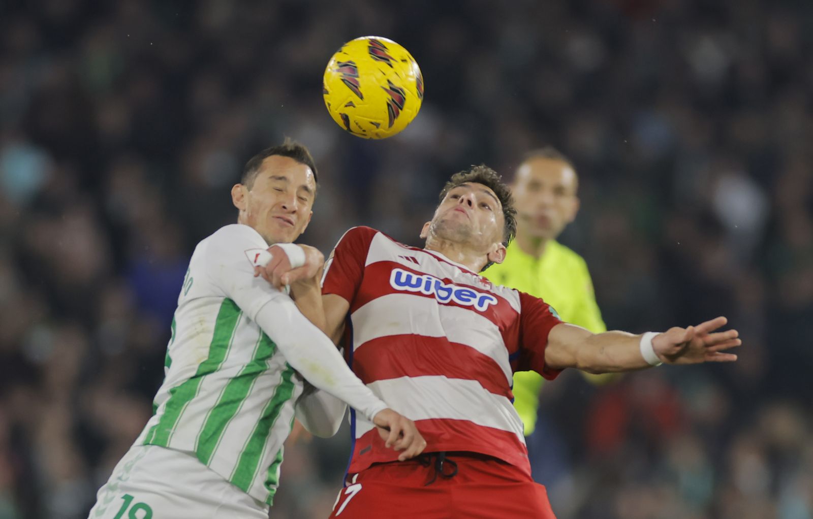 Andrés Guardado pugna con Lucas Boyé.