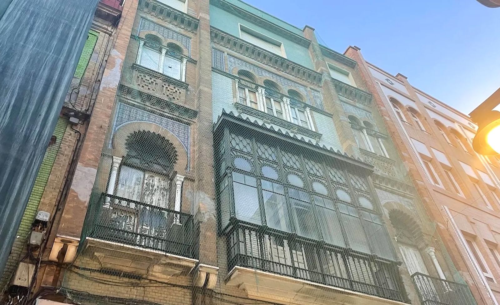 La puerta olvidada de la calle Palacio que guarda un tesoro arquitectónico protegido