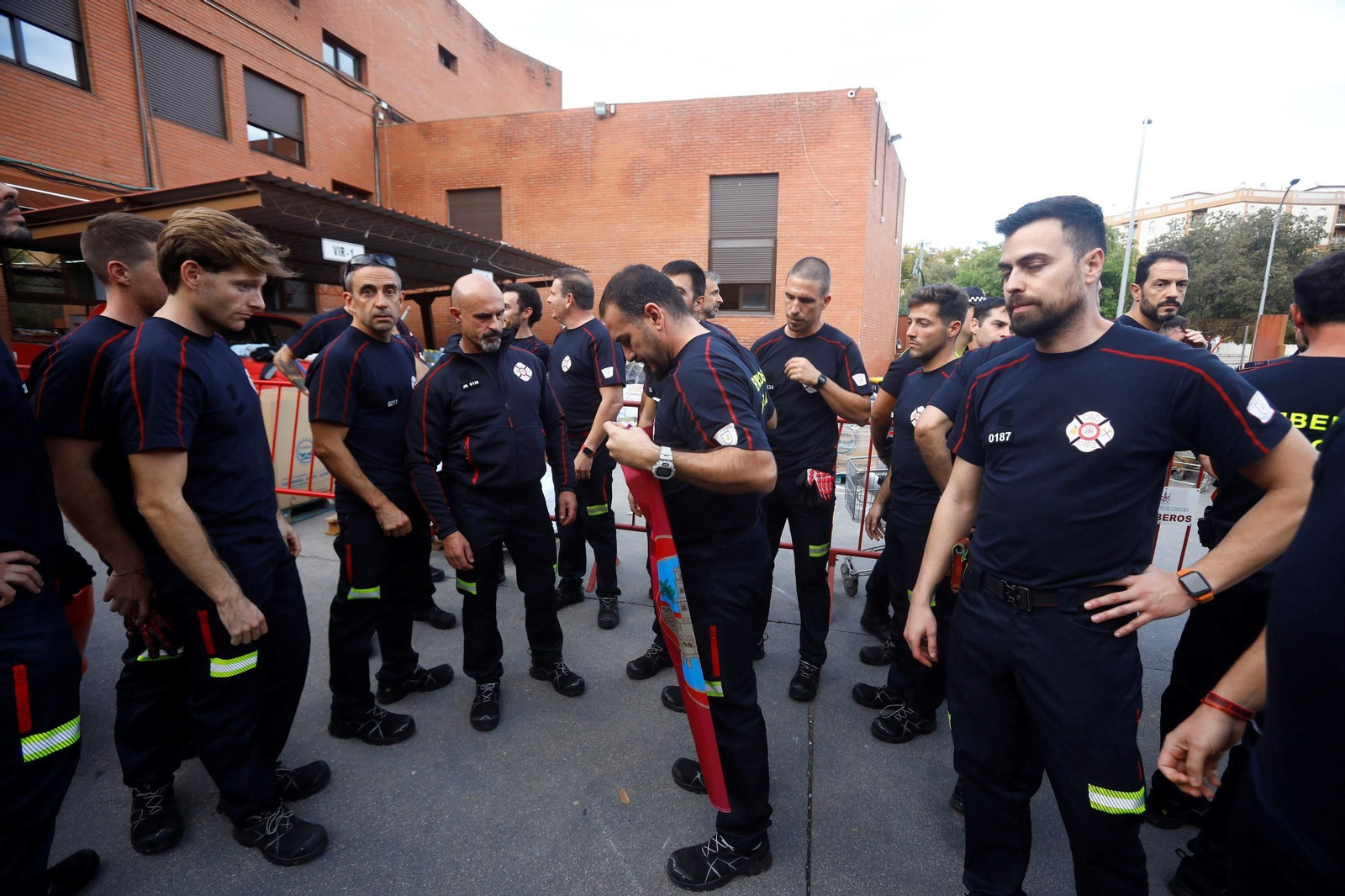 La salida de los bomberos de Córdoba hacia Valencia, en imágenes