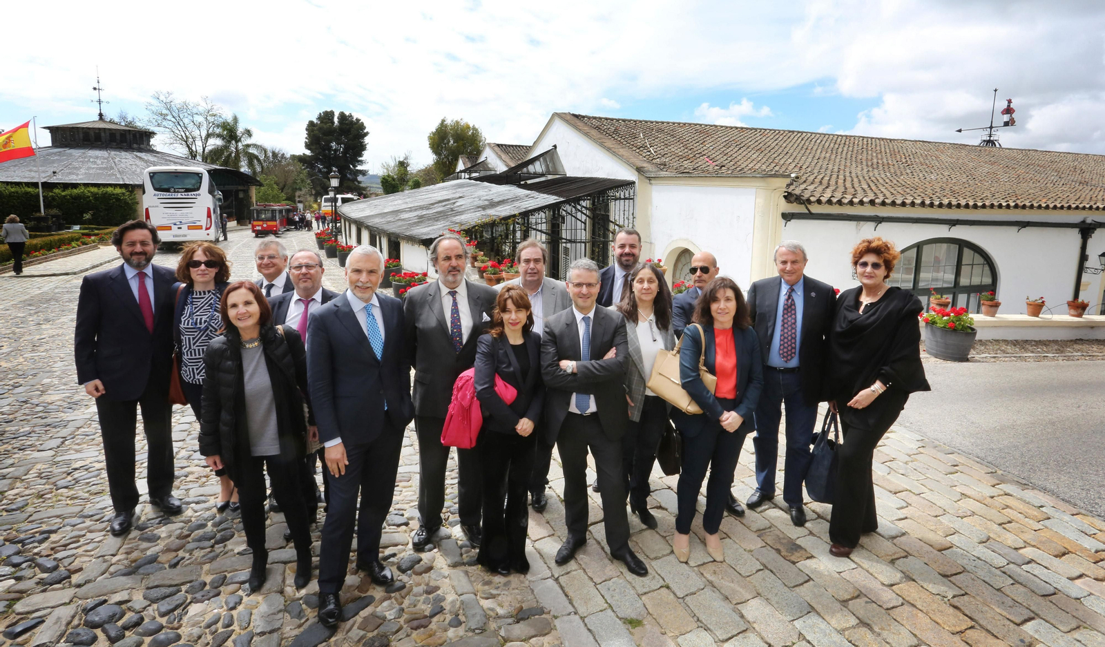 Los cónsules italianos en España tras la visita a los alrededores de la bodega una vez pausada la reunión anual, celebrada en esta ocasión en las instalaciones de González Byass. Los cónsules italianos en España tras la visita a los alrededores de la bodega una vez pausada la reunión anual, celebrada en esta ocasión en las instalaciones de González Byass.